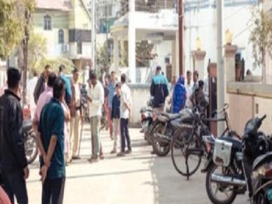 अपक्ष उमेदवाराला घरात शिरून मारहाण; पोलिसांनी केला लाठीचार्ज अपक्ष उमेदवाराला घरात शिरून मारहाण; पोलिसांनी केला लाठीचार्ज