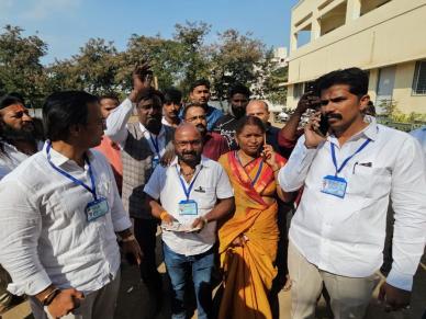 अहिल्यानगरमध्ये मतदानासाठी बोगस कार्ड; काही उमेदवारांनी ताब्यात घेतली कार्ड अहिल्यानगरमध्ये मतदानासाठी बोगस कार्ड; काही उमेदवारांनी ताब्यात घेतली कार्ड