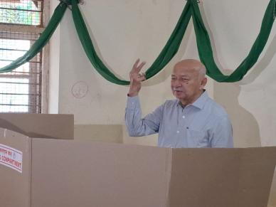 माजी केंद्रीय मंत्री सुशीलकुमार शिंदे आणि खासदार प्रणिती शिंदे यांनी बजावला मतदानाचा हक्क