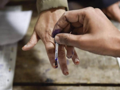 धुळे महापालिका निवडणूक: प्रभाग १८ मध्ये तणाव, शिंदेसेना आणि भाजपचे कार्यकर्ते आमने-सामने