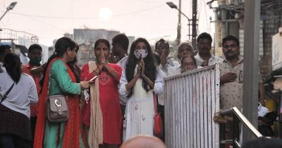अंबाबाई मंदिरात दर्शनासाठी भाविकांची गर्दी वाढली आहे. पण अनेक भाविकांच्या चेहऱ्यांवर मास्कच दिसत नाही. सोशल डिस्टन्सिंगच्या नियमाचाच तर सर्वांनाच विसर पडला आहे. (छाया: आदित्य वेल्हाळ) - Marathi News | अंबाबाई मंदिरात दर्शनासाठी भाविकांची गर्दी वाढली आहे. पण अनेक भाविकांच्या चेहऱ्यांवर मास्कच दिसत नाही. सोशल डिस्टन्सिंगच्या नियमाचाच तर सर्वांनाच विसर पडला आहे. (छाया: आदित्य वेल्हाळ) | Latest kolhapur Photos at Lokmat.com अंबाबाई मंदिरात दर्शनासाठी भाविकांची गर्दी वाढली आहे. पण अनेक भाविकांच्या चेहऱ्यांवर मास्कच दिसत नाही. सोशल डिस्टन्सिंगच्या नियमाचाच तर सर्वांनाच विसर पडला आहे. (छाया: आदित्य वेल्हाळ) - Marathi News | अंबाबाई मंदिरात दर्शनासाठी भाविकांची गर्दी वाढली आहे. पण अनेक भाविकांच्या चेहऱ्यांवर मास्कच दिसत नाही. सोशल डिस्टन्सिंगच्या नियमाचाच तर सर्वांनाच विसर पडला आहे. (छाया: आदित्य वेल्हाळ) | Latest kolhapur Photos at Lokmat.com