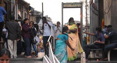 कोरोनाचा संसर्ग वाढत असताना कोल्हापुरात मात्र अजूनही बेफिकिरी कायम असल्याचेच दिसत आहे. अंबाबाई मंदिरात सुरक्षा रक्षकांकडून थर्मल गनने तापमान तपासणी होते. पण स्वत: भाविक मात्र मास्क हनुवटीवर लावूनच फिरताना दिसतात. (छाया: आदित्य वेल्हाळ) - Marathi News | कोरोनाचा संसर्ग वाढत असताना कोल्हापुरात मात्र अजूनही बेफिकिरी कायम असल्याचेच दिसत आहे. अंबाबाई मंदिरात सुरक्षा रक्षकांकडून थर्मल गनने तापमान तपासणी होते. पण स्वत: भाविक मात्र मास्क हनुवटीवर लावूनच फिरताना दिसतात. (छाया: आदित्य वेल्हाळ) | Latest kolhapur Photos at Lokmat.com कोरोनाचा संसर्ग वाढत असताना कोल्हापुरात मात्र अजूनही बेफिकिरी कायम असल्याचेच दिसत आहे. अंबाबाई मंदिरात सुरक्षा रक्षकांकडून थर्मल गनने तापमान तपासणी होते. पण स्वत: भाविक मात्र मास्क हनुवटीवर लावूनच फिरताना दिसतात. (छाया: आदित्य वेल्हाळ) - Marathi News | कोरोनाचा संसर्ग वाढत असताना कोल्हापुरात मात्र अजूनही बेफिकिरी कायम असल्याचेच दिसत आहे. अंबाबाई मंदिरात सुरक्षा रक्षकांकडून थर्मल गनने तापमान तपासणी होते. पण स्वत: भाविक मात्र मास्क हनुवटीवर लावूनच फिरताना दिसतात. (छाया: आदित्य वेल्हाळ) | Latest kolhapur Photos at Lokmat.com