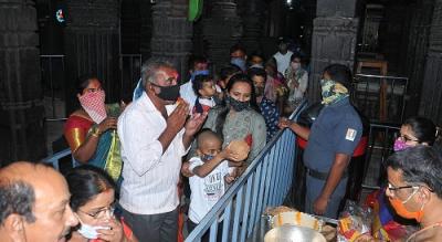 अंबाबाई मंदिरात दर्शनासाठी भाविकांची गर्दी वाढली आहे. पण अनेक भाविकांच्या चेहऱ्यांवर मास्कच दिसत नाही. सोशल डिस्टन्सिंगच्या नियमाचाच तर सर्वांनाच विसर पडला आहे. (छाया: आदित्य वेल्हाळ) - Marathi News | अंबाबाई मंदिरात दर्शनासाठी भाविकांची गर्दी वाढली आहे. पण अनेक भाविकांच्या चेहऱ्यांवर मास्कच दिसत नाही. सोशल डिस्टन्सिंगच्या नियमाचाच तर सर्वांनाच विसर पडला आहे. (छाया: आदित्य वेल्हाळ) | Latest kolhapur Photos at Lokmat.com अंबाबाई मंदिरात दर्शनासाठी भाविकांची गर्दी वाढली आहे. पण अनेक भाविकांच्या चेहऱ्यांवर मास्कच दिसत नाही. सोशल डिस्टन्सिंगच्या नियमाचाच तर सर्वांनाच विसर पडला आहे. (छाया: आदित्य वेल्हाळ) - Marathi News | अंबाबाई मंदिरात दर्शनासाठी भाविकांची गर्दी वाढली आहे. पण अनेक भाविकांच्या चेहऱ्यांवर मास्कच दिसत नाही. सोशल डिस्टन्सिंगच्या नियमाचाच तर सर्वांनाच विसर पडला आहे. (छाया: आदित्य वेल्हाळ) | Latest kolhapur Photos at Lokmat.com