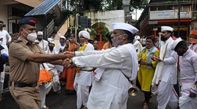 कोरोनामुळे पायी वारीला परवानगी नसली तरी वारीची ही परंपरा अखंडित ठेवत सहभागी झालेल्या वारकऱ्यांनी टाळ-मृदुंगाचा गजर करत काही अंतर चालताना वारीचा अनुभव घेतला. या आनंद सोहळ्यात सहभागी होत पोलिसांनीही फेर धरला.(छाया : नसीर अत्तार) - Marathi News | कोरोनामुळे पायी वारीला परवानगी नसली तरी वारीची ही परंपरा अखंडित ठेवत सहभागी झालेल्या वारकऱ्यांनी टाळ-मृदुंगाचा गजर करत काही अंतर चालताना वारीचा अनुभव घेतला. या आनंद सोहळ्यात सहभागी होत पोलिसांनीही फेर धरला.(छाया : नसीर अत्तार) | Latest kolhapur Photos at Lokmat.com कोरोनामुळे पायी वारीला परवानगी नसली तरी वारीची ही परंपरा अखंडित ठेवत सहभागी झालेल्या वारकऱ्यांनी टाळ-मृदुंगाचा गजर करत काही अंतर चालताना वारीचा अनुभव घेतला. या आनंद सोहळ्यात सहभागी होत पोलिसांनीही फेर धरला.(छाया : नसीर अत्तार) - Marathi News | कोरोनामुळे पायी वारीला परवानगी नसली तरी वारीची ही परंपरा अखंडित ठेवत सहभागी झालेल्या वारकऱ्यांनी टाळ-मृदुंगाचा गजर करत काही अंतर चालताना वारीचा अनुभव घेतला. या आनंद सोहळ्यात सहभागी होत पोलिसांनीही फेर धरला.(छाया : नसीर अत्तार) | Latest kolhapur Photos at Lokmat.com