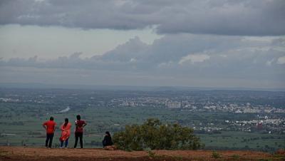 कोल्हापूर : मान्सूनची चाहूल लागली असली तरी अजून प्रत्यक्ष आगमनास आठवडाभराचा अवकाश असतानाच कोल्हापुरातील सादळे-मादळे डोंगरावरून मान्सूनची वार्ता घेऊन आलेल्या ढगांनी सुंदर निसर्गाविष्काराचे दर्शन घडवले. (छाया : नसीर अत्तार) - Marathi News | कोल्हापूर : मान्सूनची चाहूल लागली असली तरी अजून प्रत्यक्ष आगमनास आठवडाभराचा अवकाश असतानाच कोल्हापुरातील सादळे-मादळे डोंगरावरून मान्सूनची वार्ता घेऊन आलेल्या ढगांनी सुंदर निसर्गाविष्काराचे दर्शन घडवले. (छाया : नसीर अत्तार) | Latest kolhapur Photos at Lokmat.com कोल्हापूर : मान्सूनची चाहूल लागली असली तरी अजून प्रत्यक्ष आगमनास आठवडाभराचा अवकाश असतानाच कोल्हापुरातील सादळे-मादळे डोंगरावरून मान्सूनची वार्ता घेऊन आलेल्या ढगांनी सुंदर निसर्गाविष्काराचे दर्शन घडवले. (छाया : नसीर अत्तार) - Marathi News | कोल्हापूर : मान्सूनची चाहूल लागली असली तरी अजून प्रत्यक्ष आगमनास आठवडाभराचा अवकाश असतानाच कोल्हापुरातील सादळे-मादळे डोंगरावरून मान्सूनची वार्ता घेऊन आलेल्या ढगांनी सुंदर निसर्गाविष्काराचे दर्शन घडवले. (छाया : नसीर अत्तार) | Latest kolhapur Photos at Lokmat.com