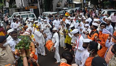 कोरोनामुळे पायी वारीला परवानगी नसली तरी वारीची ही परंपरा अखंडित ठेवत सहभागी झालेल्या वारकऱ्यांनी टाळ-मृदुंगाचा गजर करत काही अंतर चालताना वारीचा अनुभव घेतला.(छाया : नसीर अत्तार) - Marathi News | कोरोनामुळे पायी वारीला परवानगी नसली तरी वारीची ही परंपरा अखंडित ठेवत सहभागी झालेल्या वारकऱ्यांनी टाळ-मृदुंगाचा गजर करत काही अंतर चालताना वारीचा अनुभव घेतला.(छाया : नसीर अत्तार) | Latest kolhapur Photos at Lokmat.com कोरोनामुळे पायी वारीला परवानगी नसली तरी वारीची ही परंपरा अखंडित ठेवत सहभागी झालेल्या वारकऱ्यांनी टाळ-मृदुंगाचा गजर करत काही अंतर चालताना वारीचा अनुभव घेतला.(छाया : नसीर अत्तार) - Marathi News | कोरोनामुळे पायी वारीला परवानगी नसली तरी वारीची ही परंपरा अखंडित ठेवत सहभागी झालेल्या वारकऱ्यांनी टाळ-मृदुंगाचा गजर करत काही अंतर चालताना वारीचा अनुभव घेतला.(छाया : नसीर अत्तार) | Latest kolhapur Photos at Lokmat.com
