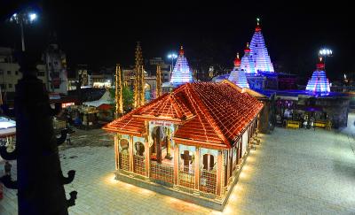  नवरात्रौत्सवाच्या पूर्वसंध्येला शुक्रवारी कोल्हापुरातील श्री अंबाबाई मंदिराला करण्यात आलेली ही आकर्षक विद्युत रोषणाई जणू कोरोनाचा अंधकार दूर करुन प्रत्येकाच्या आयुष्यात नवरंग, सुख आणि समृद्धी आणि श्रद्धेचा संदेश देत आहे.(छाया : आदित्य वेल्हाळ) - Marathi News | नवरात्रौत्सवाच्या पूर्वसंध्येला शुक्रवारी कोल्हापुरातील श्री अंबाबाई मंदिराला करण्यात आलेली ही आकर्षक विद्युत रोषणाई जणू कोरोनाचा अंधकार दूर करुन प्रत्येकाच्या आयुष्यात नवरंग, सुख आणि समृद्धी आणि श्रद्धेचा संदेश देत आहे.(छाया : आदित्य वेल्हाळ) | Latest maharashtra Photos at Lokmat.com