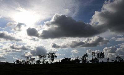 केरळमध्ये मान्सूनचे आगमन झाले आहे. तेथे आगमन झाल्यानंतर सात दिवसांत तो कोकणमार्गे कोल्हापुरात दाखल होतो. आता मान्सून येण्यासाठी पोषक वातावरण तयार होऊ लागले आहे. क्षणाक्षणाला वातावरण बदलत आहे. दिवसभर ऊन- सावल्यांचा, ऊन-पावसाचाही आनंद घेता येत आहे. एका ठिकाणी पाऊस पडतो, तर पुढच्याच दहा मिनिटांच्या अंतरावर ऊन पडलेले असते. यानिमित्ताने श्रावण महिन्यातील ऊन-पावसाच्या खेळाच्या स्मृती जाग्य होत आहेत. (छाया : नसीर अत्तार) - Marathi News | केरळमध्ये मान्सूनचे आगमन झाले आहे. तेथे आगमन झाल्यानंतर सात दिवसांत तो कोकणमार्गे कोल्हापुरात दाखल होतो. आता मान्सून येण्यासाठी पोषक वातावरण तयार होऊ लागले आहे. क्षणाक्षणाला वातावरण बदलत आहे. दिवसभर ऊन- सावल्यांचा, ऊन-पावसाचाही आनंद घेता येत आहे. एका ठिकाणी पाऊस पडतो, तर पुढच्याच दहा मिनिटांच्या अंतरावर ऊन पडलेले असते. यानिमित्ताने श्रावण महिन्यातील ऊन-पावसाच्या खेळाच्या स्मृती जाग्य होत आहेत. (छाया : नसीर अत्तार) | Latest kolhapur Photos at Lokmat.com केरळमध्ये मान्सूनचे आगमन झाले आहे. तेथे आगमन झाल्यानंतर सात दिवसांत तो कोकणमार्गे कोल्हापुरात दाखल होतो. आता मान्सून येण्यासाठी पोषक वातावरण तयार होऊ लागले आहे. क्षणाक्षणाला वातावरण बदलत आहे. दिवसभर ऊन- सावल्यांचा, ऊन-पावसाचाही आनंद घेता येत आहे. एका ठिकाणी पाऊस पडतो, तर पुढच्याच दहा मिनिटांच्या अंतरावर ऊन पडलेले असते. यानिमित्ताने श्रावण महिन्यातील ऊन-पावसाच्या खेळाच्या स्मृती जाग्य होत आहेत. (छाया : नसीर अत्तार) - Marathi News | केरळमध्ये मान्सूनचे आगमन झाले आहे. तेथे आगमन झाल्यानंतर सात दिवसांत तो कोकणमार्गे कोल्हापुरात दाखल होतो. आता मान्सून येण्यासाठी पोषक वातावरण तयार होऊ लागले आहे. क्षणाक्षणाला वातावरण बदलत आहे. दिवसभर ऊन- सावल्यांचा, ऊन-पावसाचाही आनंद घेता येत आहे. एका ठिकाणी पाऊस पडतो, तर पुढच्याच दहा मिनिटांच्या अंतरावर ऊन पडलेले असते. यानिमित्ताने श्रावण महिन्यातील ऊन-पावसाच्या खेळाच्या स्मृती जाग्य होत आहेत. (छाया : नसीर अत्तार) | Latest kolhapur Photos at Lokmat.com