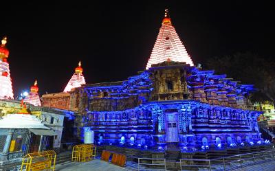  नवरात्रौत्सवाच्या पूर्वसंध्येला शुक्रवारी कोल्हापुरातील श्री अंबाबाई मंदिराला करण्यात आलेली ही आकर्षक विद्युत रोषणाई जणू कोरोनाचा अंधकार दूर करुन प्रत्येकाच्या आयुष्यात नवरंग, सुख आणि समृद्धी आणि श्रद्धेचा संदेश देत आहे.(छाया : आदित्य वेल्हाळ) - Marathi News | नवरात्रौत्सवाच्या पूर्वसंध्येला शुक्रवारी कोल्हापुरातील श्री अंबाबाई मंदिराला करण्यात आलेली ही आकर्षक विद्युत रोषणाई जणू कोरोनाचा अंधकार दूर करुन प्रत्येकाच्या आयुष्यात नवरंग, सुख आणि समृद्धी आणि श्रद्धेचा संदेश देत आहे.(छाया : आदित्य वेल्हाळ) | Latest maharashtra Photos at Lokmat.com