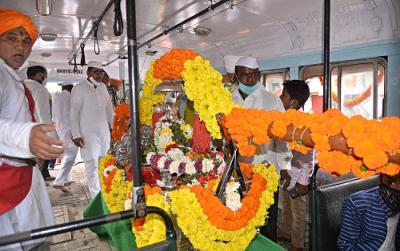 फुलांनी सजवलेल्या बसमधून माउलींची पालखी नंदवाळसाठी रवाना झाली. यावेळी भाविकांनी बसच्या बाहेरूनच पालखीला नमस्कार केला.(छाया : नसीर अत्तार) - Marathi News | फुलांनी सजवलेल्या बसमधून माउलींची पालखी नंदवाळसाठी रवाना झाली. यावेळी भाविकांनी बसच्या बाहेरूनच पालखीला नमस्कार केला.(छाया : नसीर अत्तार) | Latest kolhapur Photos at Lokmat.com फुलांनी सजवलेल्या बसमधून माउलींची पालखी नंदवाळसाठी रवाना झाली. यावेळी भाविकांनी बसच्या बाहेरूनच पालखीला नमस्कार केला.(छाया : नसीर अत्तार) - Marathi News | फुलांनी सजवलेल्या बसमधून माउलींची पालखी नंदवाळसाठी रवाना झाली. यावेळी भाविकांनी बसच्या बाहेरूनच पालखीला नमस्कार केला.(छाया : नसीर अत्तार) | Latest kolhapur Photos at Lokmat.com