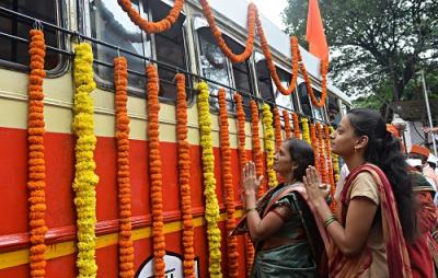 फुलांनी सजवलेल्या बसमधून माउलींची पालखी नंदवाळसाठी रवाना झाली. यावेळी भाविकांनी बसच्या बाहेरूनच पालखीला नमस्कार केला.(छाया : नसीर अत्तार) - Marathi News | फुलांनी सजवलेल्या बसमधून माउलींची पालखी नंदवाळसाठी रवाना झाली. यावेळी भाविकांनी बसच्या बाहेरूनच पालखीला नमस्कार केला.(छाया : नसीर अत्तार) | Latest kolhapur Photos at Lokmat.com फुलांनी सजवलेल्या बसमधून माउलींची पालखी नंदवाळसाठी रवाना झाली. यावेळी भाविकांनी बसच्या बाहेरूनच पालखीला नमस्कार केला.(छाया : नसीर अत्तार) - Marathi News | फुलांनी सजवलेल्या बसमधून माउलींची पालखी नंदवाळसाठी रवाना झाली. यावेळी भाविकांनी बसच्या बाहेरूनच पालखीला नमस्कार केला.(छाया : नसीर अत्तार) | Latest kolhapur Photos at Lokmat.com