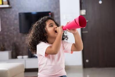 १. मुलांना उत्साहाने बोलायला आणि वागायला शिकवा :- - Marathi News | how to teach kids discipline & responsibility | Latest sakhi Photos at Lokmat.com