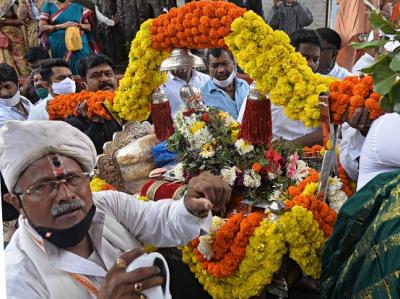 नंदवाळ दिंडीसाठी चांदीच्या सजवलेल्या पालखीत श्री ज्ञानेश्वर माउलींची मूर्ती ठेवण्यात आली होती.(छाया : नसीर अत्तार) - Marathi News | नंदवाळ दिंडीसाठी चांदीच्या सजवलेल्या पालखीत श्री ज्ञानेश्वर माउलींची मूर्ती ठेवण्यात आली होती.(छाया : नसीर अत्तार) | Latest kolhapur Photos at Lokmat.com नंदवाळ दिंडीसाठी चांदीच्या सजवलेल्या पालखीत श्री ज्ञानेश्वर माउलींची मूर्ती ठेवण्यात आली होती.(छाया : नसीर अत्तार) - Marathi News | नंदवाळ दिंडीसाठी चांदीच्या सजवलेल्या पालखीत श्री ज्ञानेश्वर माउलींची मूर्ती ठेवण्यात आली होती.(छाया : नसीर अत्तार) | Latest kolhapur Photos at Lokmat.com