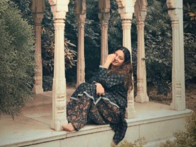 घटस्फोटाची चर्चा असतानाच प्रसिद्ध अभिनेत्री रुग्णालयात दाखल, चाहत्यांना चिंता