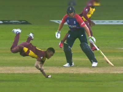 T20 World Cup 2021 Eng vs WI Live Score: अकिल होसैननं घेतली कॅच ऑफ दी टुर्नामेंट; पण त्यावरून सुरू झालाय वाद, Watch Video