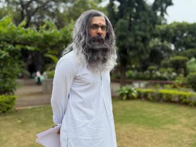 वाढलेली दाढी, लांब केस अन् डोळ्यावर चष्मा; मराठी अभिनेत्याची झाली अशी अवस्था, ओळखताही येईना