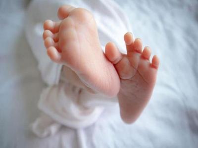 सर्वसाधारणपणे जन्माला येताच मुलांना लसी देण्यास सुरुवात होते. मात्र कोरोनाच्या लसीबाबत असे होणार नाही. याची दोन कारणं आहेत. एक म्हणजे मुलांवर याचे परीक्षण करण्यात आलेले नाही, तसेच परवानगी नाही. दुसरी बाब म्हणजे कोरोनाच्या सुरुवातीपासूनच मुलांवर या साथीचा प्रभाव नगण्य प्रमाणात पडला आहे. त्यामुळे मुलांना ही लस दिली जाणार नाही. - Marathi News | लहान मुलांना लस का नाही | Latest national Photos at Lokmat.com सर्वसाधारणपणे जन्माला येताच मुलांना लसी देण्यास सुरुवात होते. मात्र कोरोनाच्या लसीबाबत असे होणार नाही. याची दोन कारणं आहेत. एक म्हणजे मुलांवर याचे परीक्षण करण्यात आलेले नाही, तसेच परवानगी नाही. दुसरी बाब म्हणजे कोरोनाच्या सुरुवातीपासूनच मुलांवर या साथीचा प्रभाव नगण्य प्रमाणात पडला आहे. त्यामुळे मुलांना ही लस दिली जाणार नाही. - Marathi News | लहान मुलांना लस का नाही | Latest national Photos at Lokmat.com