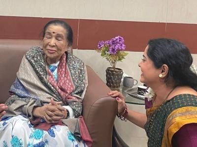 "विलेपार्लेला आमच्या नाटकाला तुम्ही आला होतात, आणि..."; मराठी अभिनेत्रीने नुकतीच घेतलेली आशा भोसलेंची भेट, जागवली आठवण