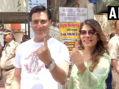 मतदानासाठी दिग्गजही रांगेत; या नेत्या अभिनेत्यांनी बजावला हक्क