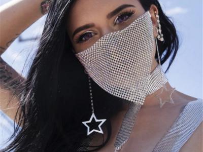 ये मास्क नहीं, स्टाईल स्टेटमेंट है ! मग तुमचं स्टेटमेंट कोणतं ? - Marathi News | This is a style statement, not a mask! So what is your mask statement? wear a mask | Latest oxygen News at Lokmat.com