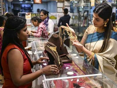 विक्रमी पातळीवर पोहोचलं सोनं, जवळपास 3000 रुपयांनी घसरली चांदी; पटापट चेक करा सेन्या-चांदीचे लेटेस्ट रेट