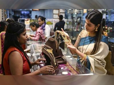 मोठी बातमी! सोन्या-चांदीचा बुडबुडा फुटला....! एकच झटक्यात सोनं 3725 तर चांदी 10549 रुपयांनी स्वस्त! जाणून घ्या कारण