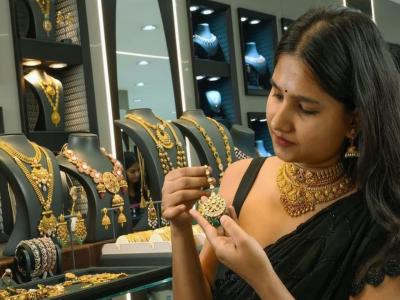 १० दिवसांत सोनं १३४९४ रुपयांनी स्वस्त, चांदीही गडगडली; खरेदीची हीच योग्य वेळ? पुन्हा दरवाढीचे संकेत!