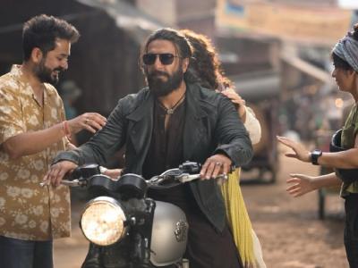 'धुरंधर'च्या पडद्यामागची गोष्ट; 1 महिन्यात तयार केले 10 हजार कॉस्ट्यूम, रणवीरसाठी डिझाइन केले होते इतके कपडे