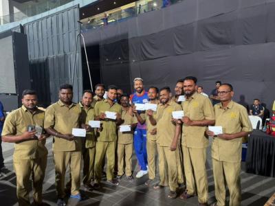 शब्दाला जागला हार्दिक पांड्या! वर्ल्ड कपसाठी मदत करणाऱ्या वानखेडेच्या ग्राउंड स्टाफला दिलं 'स्पेशल गिफ्ट'