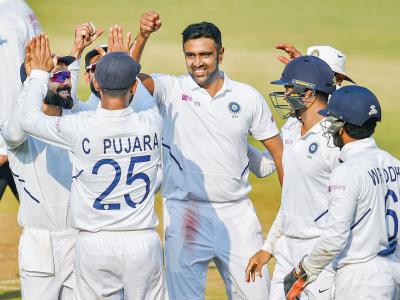 India Vs Bangladesh 1st Test : बांगलादेश संघाची शरणागती, शमीसह गोलंदाजांचा भेदक मारा