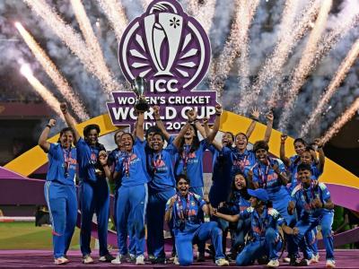 India Lifts First ODI World Cup Trophy: हरमनप्रीतसह संघातील खेळाडूंनी खास अंदाजात उंचावली ट्रॉफी (VIDEO)