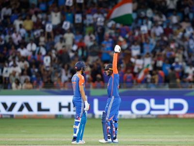 IND vs UAE : अभिषेकनं षटकारासह उघडलं खातं! गिलनं खणखणीत चौकार मारत पॉवरप्लेमध्ये संपवली मॅच