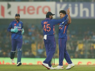 IND vs SL, 1st ODI Live : विराट कोहलीने केली वर्षाची दणक्यात सुरुवात; भारताची पहिल्या वन डेत श्रीलंकेवर मात