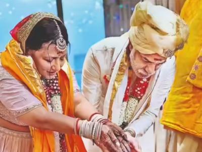 ५७ व्या वर्षी 'हा' अभिनेता पुन्हा चढला बोहल्यावर; पत्नीची इच्छा केली पूर्ण, फोटो व्हायरल