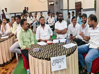 गल्लीतल्या खेळाडूंना मिळालं 'IPL' सारखं ग्लॅमर! ८ तगडे संघ अन् लोह्यात 'LPL' चा 'फिव्हर' - Marathi News | Street cricketer kids get 'IPL'-like glamour! 8 strong teams and 'LPL' fever in the iron | Latest nanded News at Lokmat.com