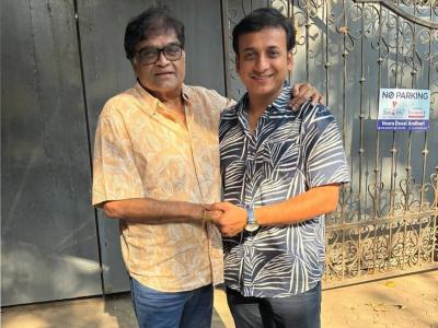 "आम्हाला दोघांना एकत्र पाहायला आवडेल का?", अशोक सराफ यांच्यासोबत फोटो पोस्ट करत संकर्षणची पोस्ट