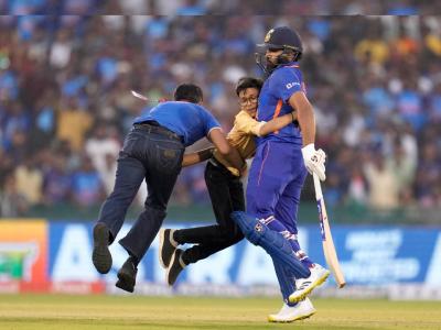 IND vs NZ, 2nd ODI Live : युवा फॅन मैदानावर शिरला अन् रोहित शर्माला मारली मिठी, त्यानंतर कॅप्टनच्या कृतीने जिंकले मन