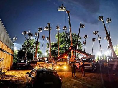 आता बोला! बाइक रेस बघण्यासाठी चक्क क्रेन घेऊन आले लोक, सोशल डिस्टंसिंगची अनोखी आयडियाची कल्पना!