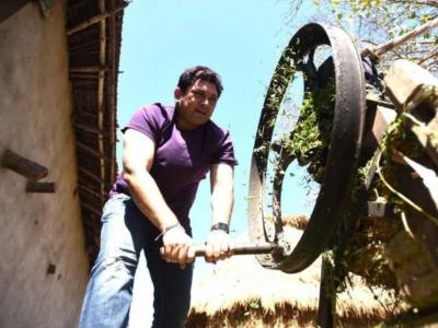 भाजी विकून अभिनेत्याने फेडलं कोटींचं कर्ज; अमेरिकेतल्या बहिणींनी गलेलठ्ठ पगाराची नोकरी सोडत दिली भावाला साथ