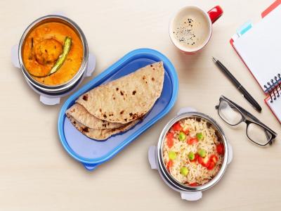 सकाळी टिफिनमध्ये ठेवलेली चपाती दुपारी वातड होते? ७ टिप्स, मऊ राहतील डब्यातील चपात्या