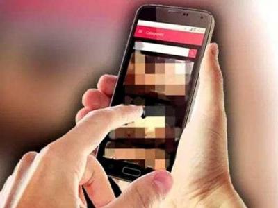 मोबाईलवर येत होते अश्लील मेसेज आणि फोटो, दहावीच्या विद्यार्थिनीने केली आत्महत्या 