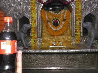 देवालाही उन्हाची झळ... पुजाऱ्यांकडून कोल्ड्रिंग अन् चॉकलेट्सचा नैवेद्य!