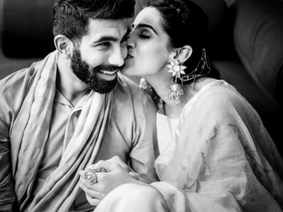 वाढदिवसाला जसप्रीत बुमराहला Kiss करताना दिसली संजना; MIचा गोलंदाजाच्या पोस्टनंतर जिमी निशॅमनं केलं ट्रोल! - Marathi News | Jasprit Bumrah shares adorable post on Sanjana Ganesan's birthday, gets trolled by Jimmy Neesham | Latest cricket Photos at Lokmat.com वाढदिवसाला जसप्रीत बुमराहला Kiss करताना दिसली संजना; MIचा गोलंदाजाच्या पोस्टनंतर जिमी निशॅमनं केलं ट्रोल! - Marathi News | Jasprit Bumrah shares adorable post on Sanjana Ganesan's birthday, gets trolled by Jimmy Neesham | Latest cricket Photos at Lokmat.com