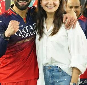 एका बाजूने शर्ट इन, एका बाजूने बाहेर-अनुष्का शर्माची half tucked shirt स्टाइल-नवीच फॅशन - Marathi News | Anushka Sharma's supercool casual look, Anushka Sharma in half tucked shirt look | Latest sakhi Photos at Lokmat.com एका बाजूने शर्ट इन, एका बाजूने बाहेर-अनुष्का शर्माची half tucked shirt स्टाइल-नवीच फॅशन - Marathi News | Anushka Sharma's supercool casual look, Anushka Sharma in half tucked shirt look | Latest sakhi Photos at Lokmat.com