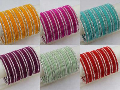 साडी असो की ड्रेस-शोभून दिसतात वेलवेटच्या बांगड्या-पाहा ८ रंग, तुमचा लूकच बदलून जाईल