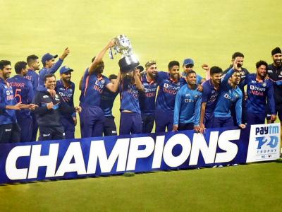 IND vs WI, 3rd T20I : युवा खेळाडूंचा कर्णधार!; रोहित शर्माने ट्रॉफी उंचावण्याचा मान दिला पदार्पणवीर आवेश खानला, जिंकली मनं! Video
