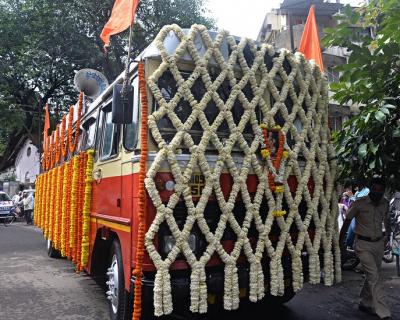 फुलांनी सजवलेल्या बसमधून माउलींची पालखी नंदवाळसाठी रवाना झाली. यावेळी भाविकांनी बसच्या बाहेरूनच पालखीला नमस्कार केला.(छाया : नसीर अत्तार) - Marathi News | फुलांनी सजवलेल्या बसमधून माउलींची पालखी नंदवाळसाठी रवाना झाली. यावेळी भाविकांनी बसच्या बाहेरूनच पालखीला नमस्कार केला.(छाया : नसीर अत्तार) | Latest kolhapur Photos at Lokmat.com फुलांनी सजवलेल्या बसमधून माउलींची पालखी नंदवाळसाठी रवाना झाली. यावेळी भाविकांनी बसच्या बाहेरूनच पालखीला नमस्कार केला.(छाया : नसीर अत्तार) - Marathi News | फुलांनी सजवलेल्या बसमधून माउलींची पालखी नंदवाळसाठी रवाना झाली. यावेळी भाविकांनी बसच्या बाहेरूनच पालखीला नमस्कार केला.(छाया : नसीर अत्तार) | Latest kolhapur Photos at Lokmat.com