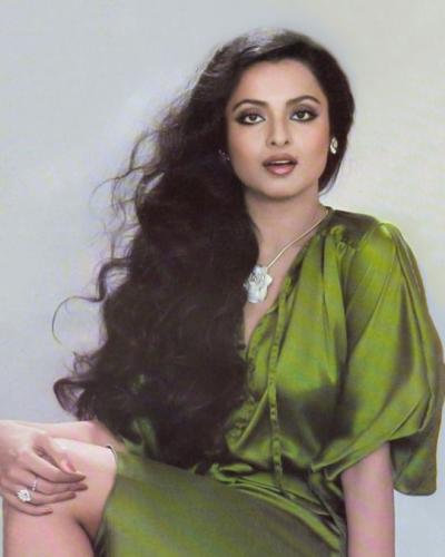 Rekha Birthday Special म्हणून अमिताभ बच्चन माझ्यावरील प्रेम लपवतात रेखा यांनी सांगितलं 1974