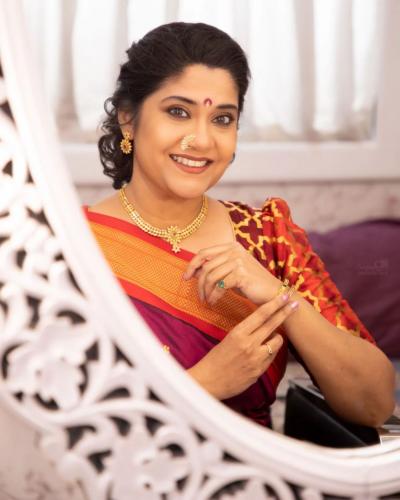 Renuka Shahane Opens About Her Divorce From First Husband, Falling For ...