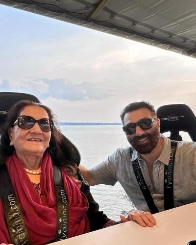 Sunny Deol shared beautiful pictures with mother Prakash Kaur | www ...